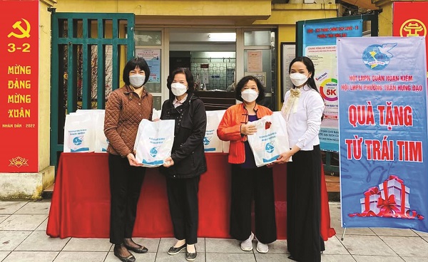 Hội PN các cấp tặng quà cho lực lượng tuyến đầu chống dịch Covid -19