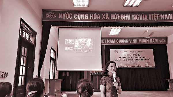 Chị Bùi Thiên Nga trong một buổi truyền thông an toàn cho phụ nữ và trẻ em Chị Bùi Thiên Nga trong một buổi truyền thông an toàn cho phụ nữ và trẻ em