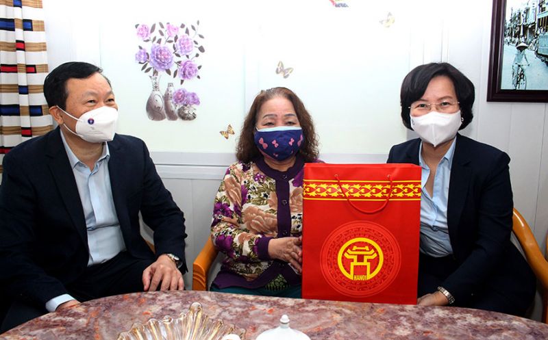 Trưởng ban Tuyên giáo Thành ủy Hà Nội Bùi Huyền Mai thăm hỏi các gia đình chính sách
