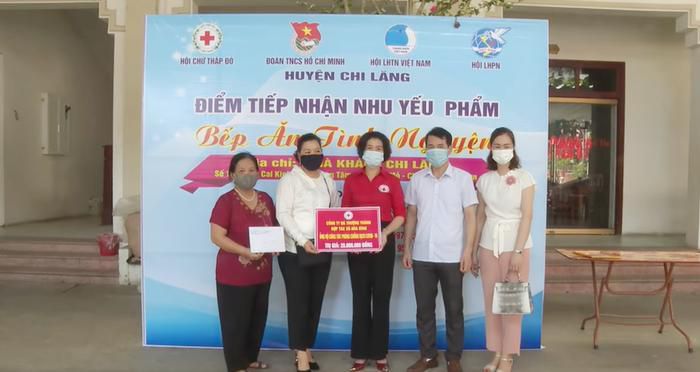 Bà Trần Bích Thuận (ngoài cùng, bên trái) và các hoạt động  Bà Trần Bích Thuận (ngoài cùng, bên trái) và các hoạt động