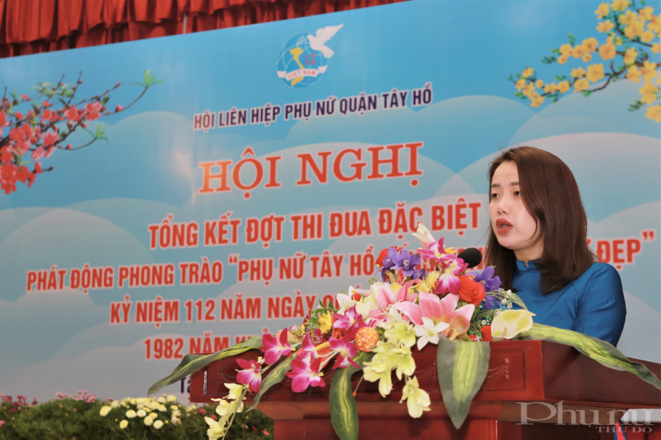 Trong bài phát biểu hưởng ứng phong trào của cơ sở Hội, đồng chí Trần Thị Vân Anh, Chủ tịch Hội LHPN phường Yên Phụ nhất trí hưởng ứng thực hiện phong trào “Phụ nữ Tây Hồ sống xanh - ứng xử đẹp – văn minh – thanh lịch – hiện đại” bằng những nội dung được cụ thể hóa.