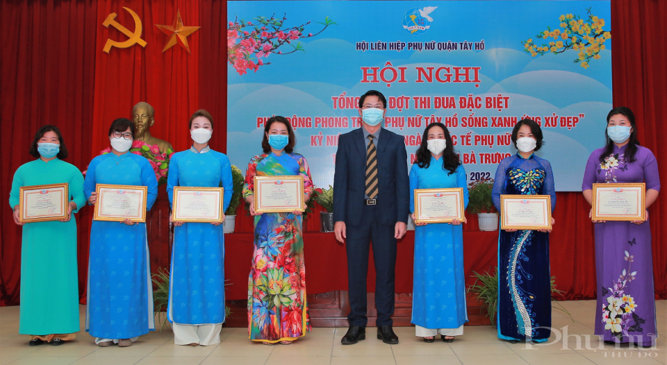 Ban Thường vụ Hội LHPN quận Tây Hồ đã khen thưởng các tập thể cá nhân có thành tích trong công tác tổ chức thực hiện đợt thi đua đặc biệt chào mừng Đại hội Đại biểu Phụ nữ toàn quốc lần thứ XIII nhiệm kỳ 2022 – 2027.