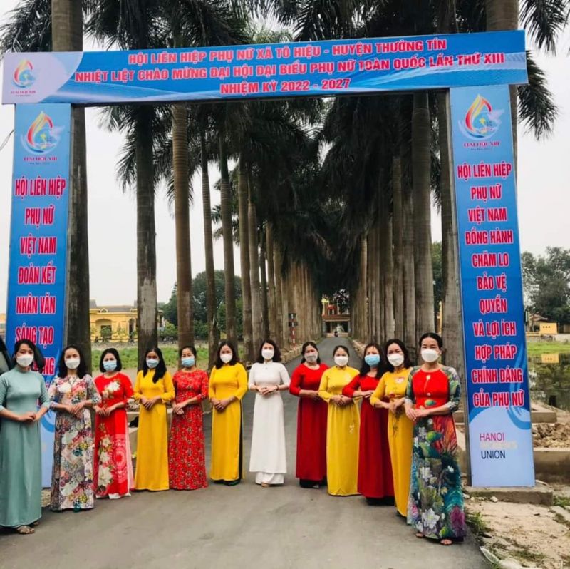 Không những mặc áo dài tại công sở mà chị em còn mặc áo dài, chụp hình lưu niệm tại nơi căng pano , khẩu hiệu tuyên truyền về Đại hội đại biểu Phụ nữ toàn quốc lần thứ XIII