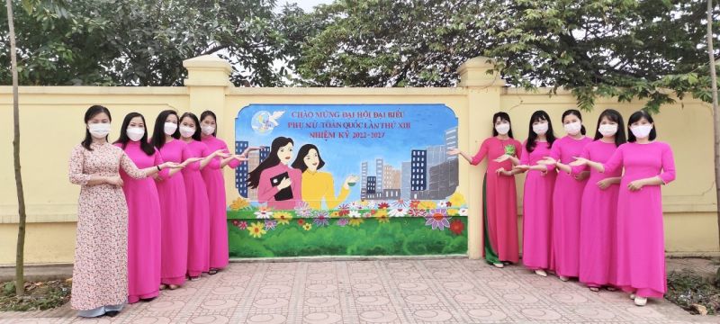 Chị em cán bộ hội còn mặc áo dài tham gia các sự kiện chương trình , công trình phần việc thiết thực như vẽ tranh bích hoạ trên các tuyến đường do phụ nữ tự quản