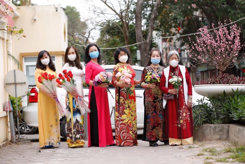 Các cô các bà hội viên phụ nữ quận Đống Đa diện những bộ áo dài đẹp nhất xuống phố hưởng ứng tuần lễ áo dài