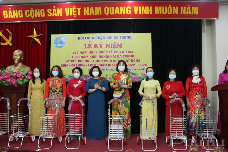 Đồng chí Lê Thị Thiên Hương - Phó Chủ tịch Hội LHPN Hà Nội trao tặng giỏ đi chợ inox cho chị em phụ nữ quận Hai Bà Trưng.