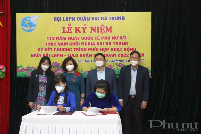 Đại diện Hội LHPN quận Hai Bà Trưng và Liên đoàn lao động quận thực hiện ký kết hợp tác.