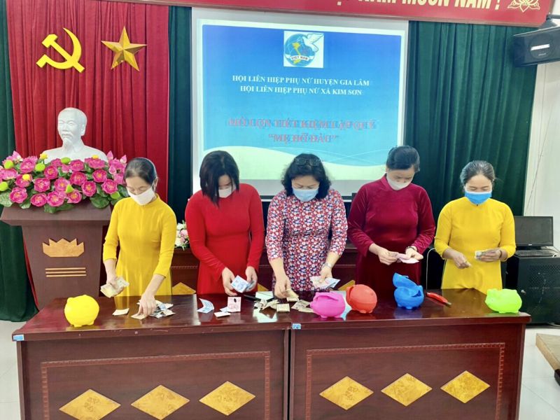 Chị em tham gia mổ lợn tiết kiệm