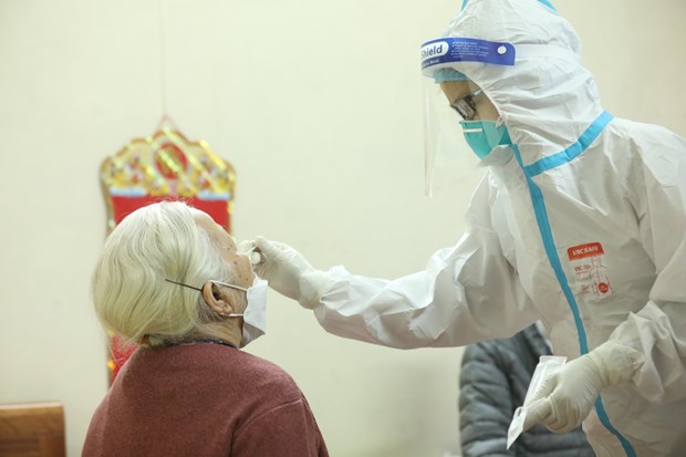 Nhân viên y tế lấy mẫu xét nghiệm cho người dân. (Ảnh: TTXVN/Vietnam+)