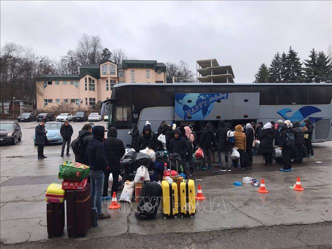 Đón công dân Việt Nam từ Ucraine sơ tán sang Romania. Ảnh: Trần Phong-TTXVN/phát