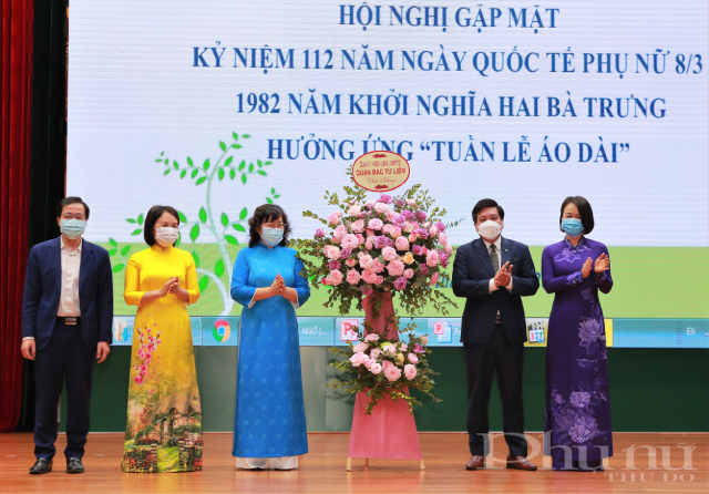 Lãnh đạo quận tặng hoa chúc mừng Hội nghị.