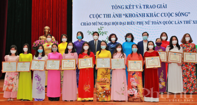 Các đồng chí lãnh đạo quận, Hội LHPN Thành phố chụp ảnh lưu niệm cùng tác giả đạt giải.