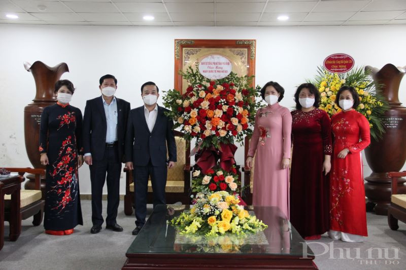 Thay mặt UBND thành phố Hà Nội, đồng chí Chử Xuân Dũng gửi những lời chúc tốt đẹp nhất tới cán bộ lãnh, đạo, công chức, viên chức và hội viên phụ nữ Thủ đô.