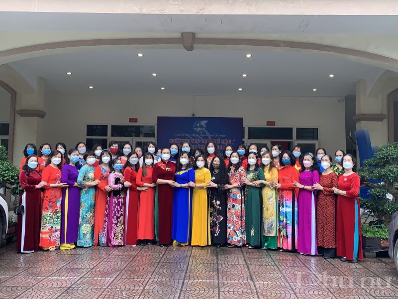 Cũng trong chương trình, các cán bộ, hội viên phụ nữ hưởng ứng tuần lễ áo dài (1/3-8/3/2022) do Hội LHPN TP Hà Nội phát động