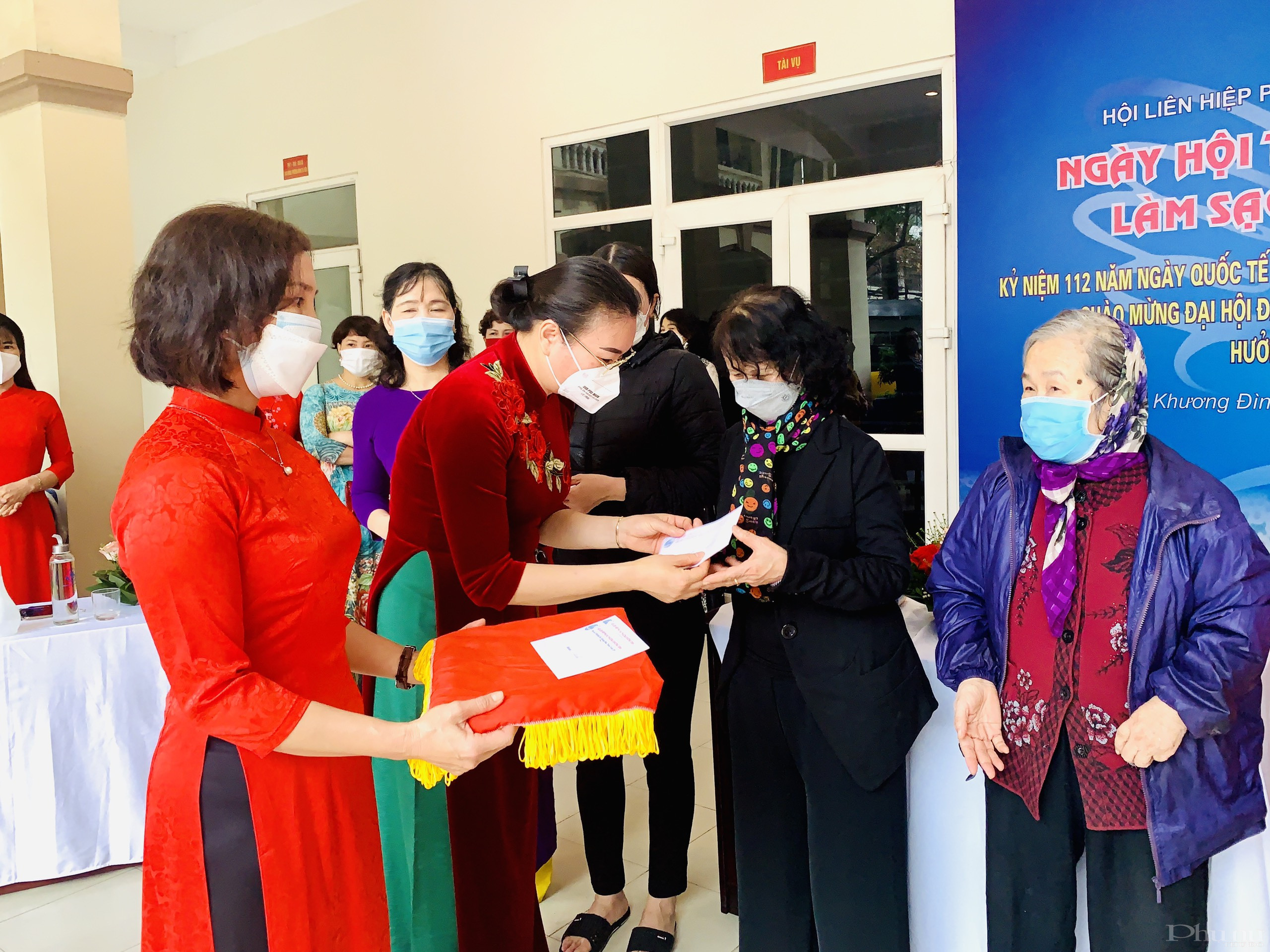 Lãnh đạo Hội LHPN quận Thanh Xuân và phường Khương Đình tặng quà cho phụ nữ, trẻ em khó khăn trên địa bàn từ nguồn thu gom phế liệu