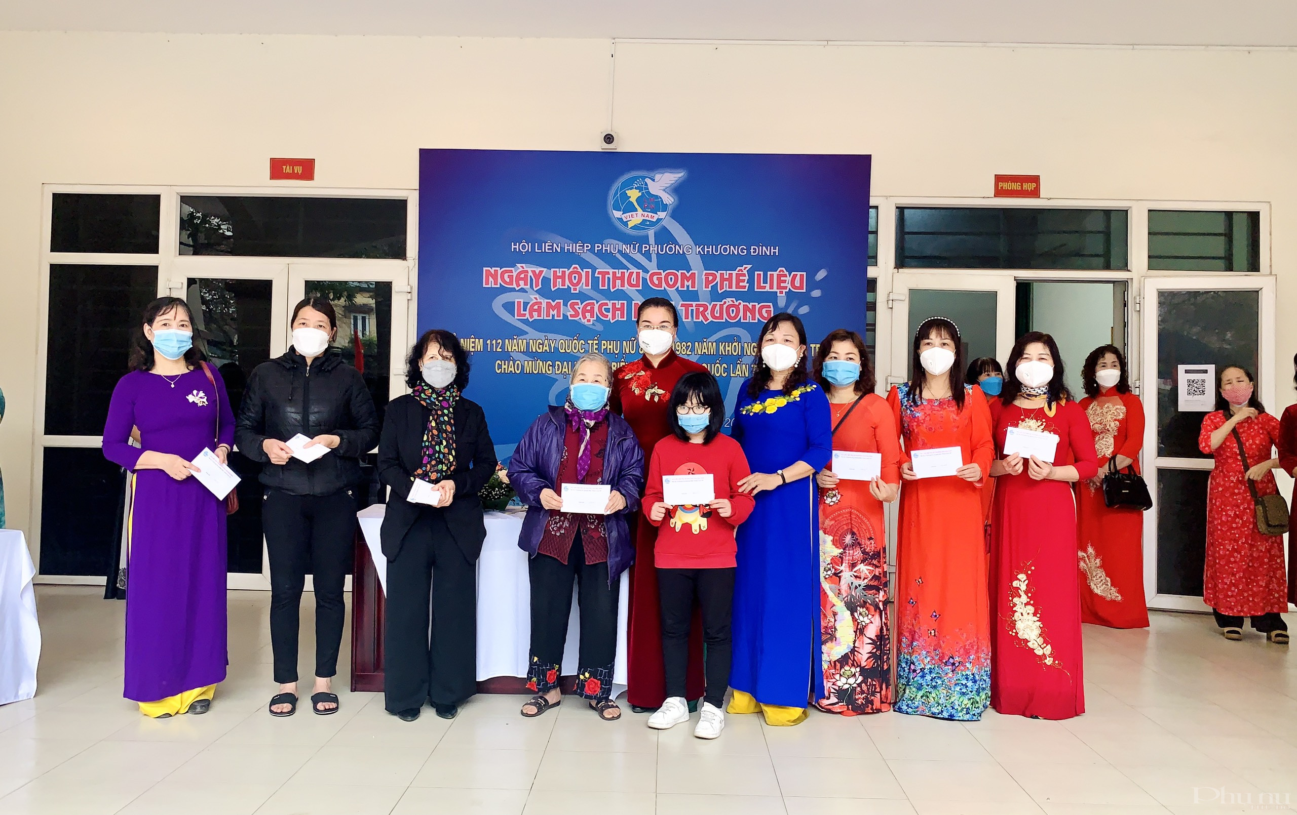 Hội LHPN phường Khương Đình, quận Thanh Xuân: Thu gom phế liệu, gây quỹ tặng quà  phụ nữ, trẻ em khó khăn - ảnh 4