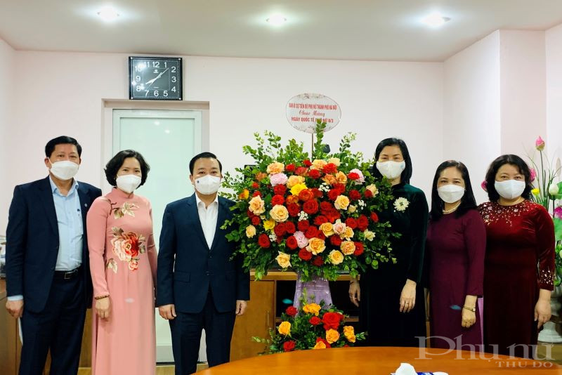 Đồng chí Chử Xuân Dũng thay mặt lãnh đạo UBND thành phố Hà Nội thăm, tặng hoa và chúc mừng Hội LHPN Việt Nam nhân ngày 8/3. Đồng chí Chử Xuân Dũng thay mặt lãnh đạo UBND thành phố Hà Nội thăm, tặng hoa và chúc mừng Hội LHPN Việt Nam nhân ngày 8/3.