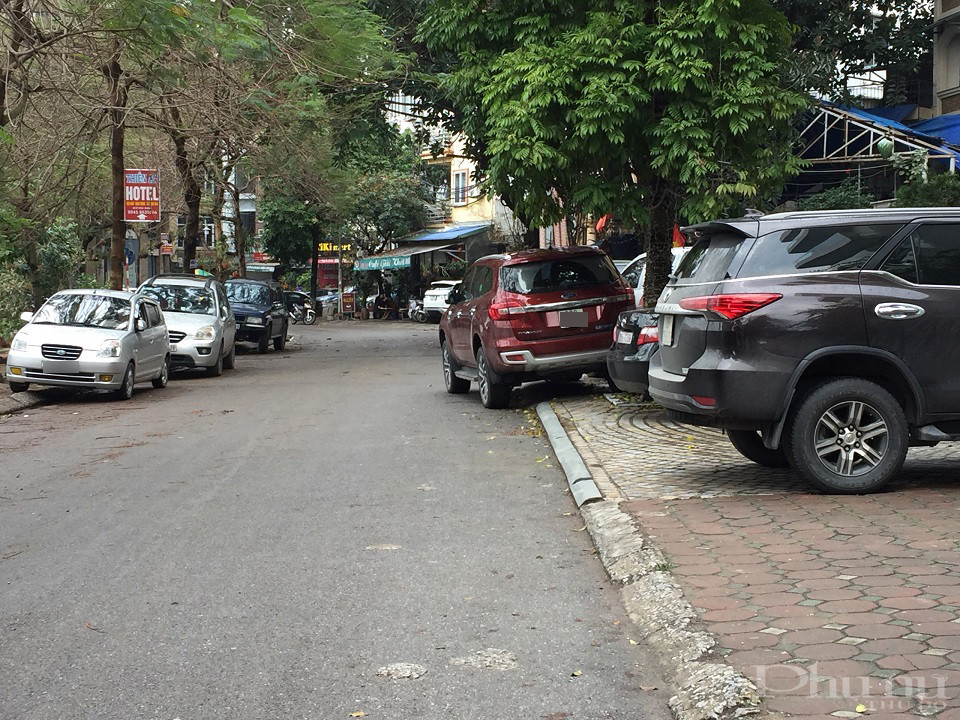 Các phương tiện đỗ kín vỉa hè hai bên đường