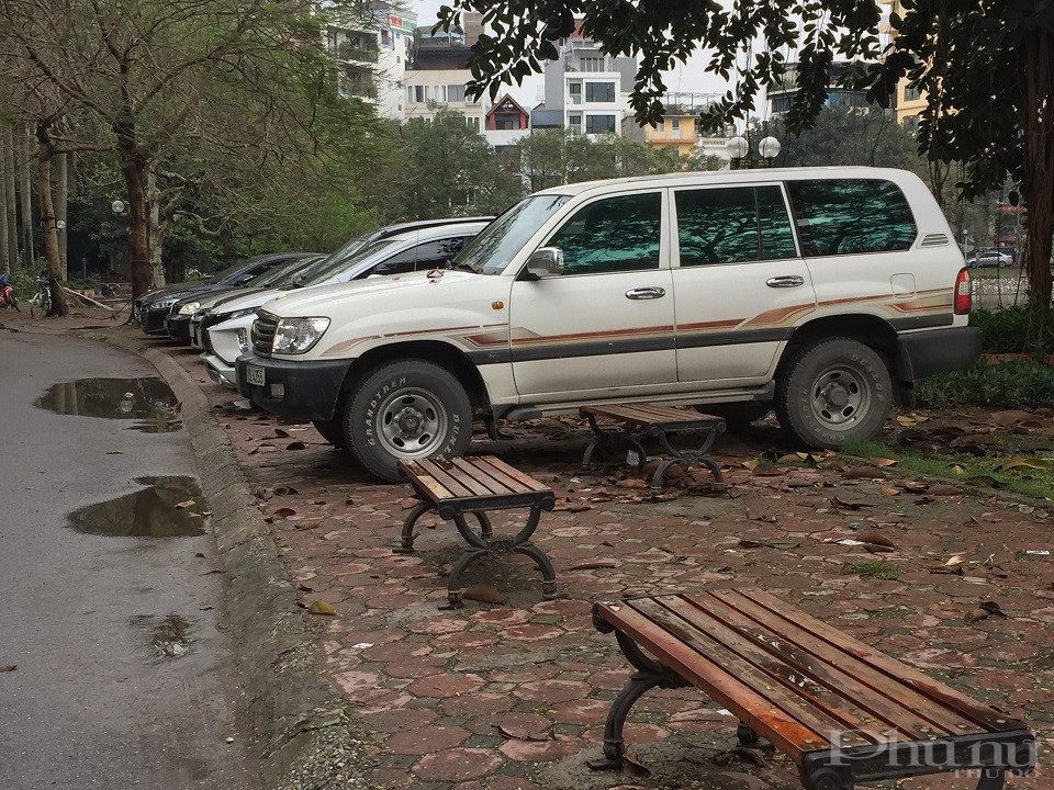 Không khó để bắt gặp những hình ảnh xe ô tô chiếm dụng vỉa hè xung quanh hồ Ba Mẫu.