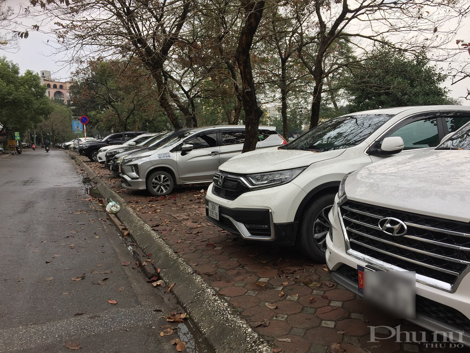 Hay xếp hàng ngay ngắn trên vỉa chiếm lối đi của người đi bộ