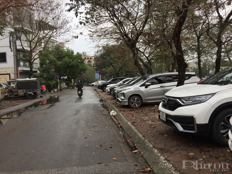 Việc ngang nhiên đỗ xe chiếm dụng vỉa hè gây bức xúc cho người dân