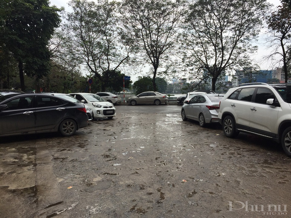 Các xe ô tô đậu đỗ kín cả con đường