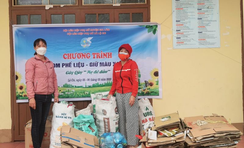 Thu gom phế liệu là cách làm mà cán bộ hội viên phụ nữ Gia Lâm gây quỹ để thực hiện chương trình Mẹ đỡ đầu