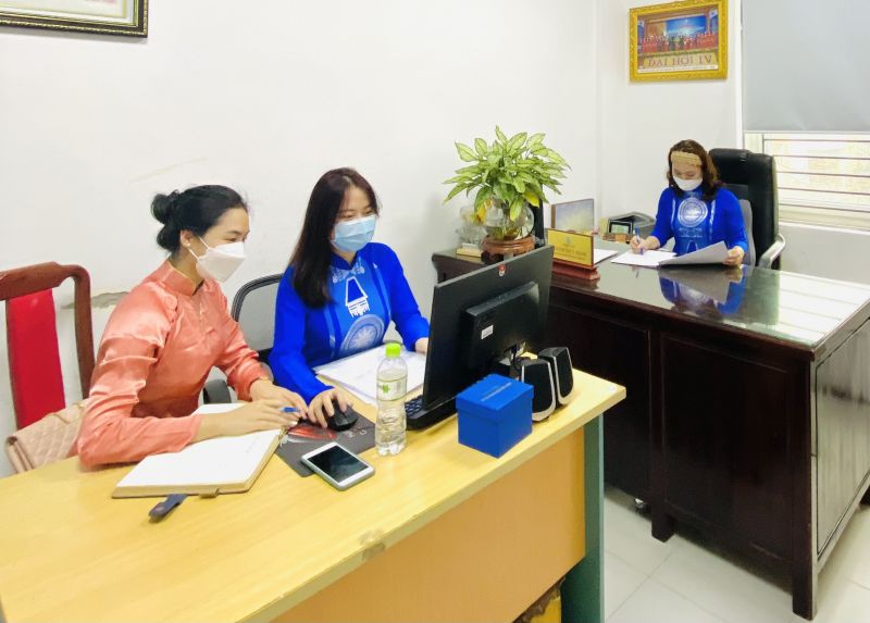 Chị em mặc áo dài tại nơi làm việc