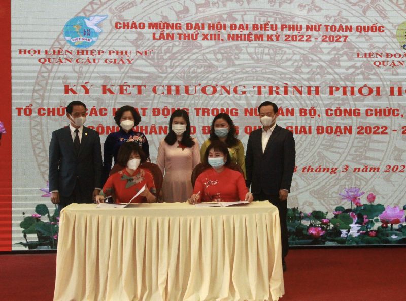 Đại diện lãnh đạo Hội LHPN - Liên đoàn Lao động quận ký kết chương trình phối hợp hoạt động Đại diện lãnh đạo Hội LHPN - Liên đoàn Lao động quận ký kết chương trình phối hợp hoạt động
