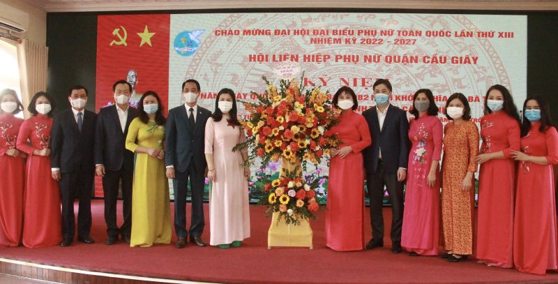 Các đồng chí lãnh đạo Quận uỷ Cầu Giấy tặng hoa chúc mừng Hội LHPN quận Các đồng chí lãnh đạo Quận uỷ Cầu Giấy tặng hoa chúc mừng Hội LHPN quận