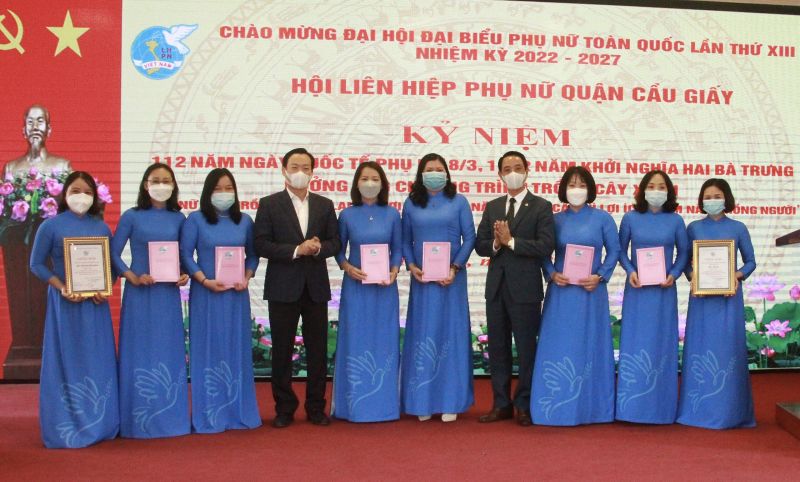 Các đồng chí: Nguyễn Văn Chiến - Chủ tịch HĐND quận và Bùi Anh Tuấn - Chủ tịch UBND quận khen thưởng các đơn vị có thành tích trong cuộc thi Clip bài hát tuyên truyền chào mừng thành công Đại hội đại biểu Phụ nữ TP Hà Nội lần thứ XVI, chào mừng Đại hội đại biểu Phụ nữ toàn quốc lần thứ XIII Các đồng chí: Nguyễn Văn Chiến - Chủ tịch HĐND quận và Bùi Anh Tuấn - Chủ tịch UBND quận khen thưởng các đơn vị có thành tích trong cuộc thi Clip bài hát tuyên truyền chào mừng thành công Đại hội đại biểu Phụ nữ TP Hà Nội lần thứ XVI, chào mừng Đại hội đại biểu Phụ nữ toàn quốc lần thứ XIII