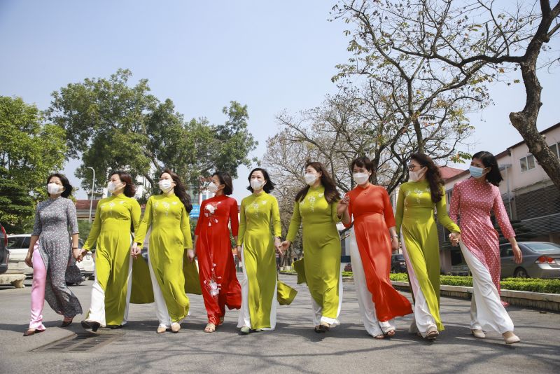 Cán bộ, hội viên phụ nữ Đông Anh lung linh trong dáng áo dài - ảnh 3
