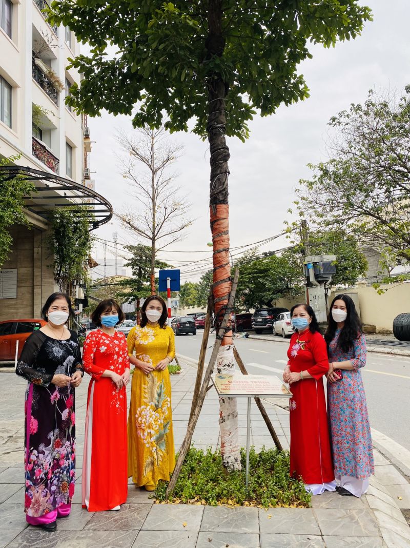 Phụ nữ phường Liễu Giai bên công trình 