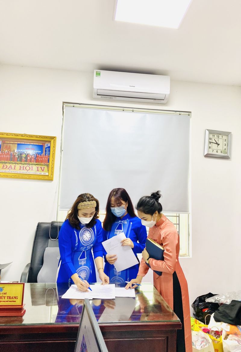 Công sở như đẹp hơn với hình ảnh chị em phụ nữ trong tà áo dài