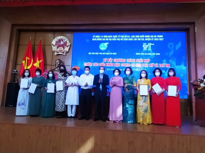 Đồng ch&iacute; L&ecirc; Kim Anh, Chủ tịch Hội LHPN H&agrave; Nội (thứ 5 từ phải sang) v&agrave; đồng ch&iacute; đồng ch&iacute; Ho&agrave;ng Minh Dũng Tiến, Th&agrave;nh ủy vi&ecirc;n, B&iacute; Thư Quận ủy Ba Đ&igrave;nh chứng kiến k&yacute; kết giữa bệnh viện Đa khoa H&ograve;e Nhai v&agrave; Hội LHPN quận Ba Đ&igrave;nh