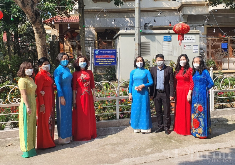 Gắn biển công trình đoạn đường hoa chào mừng Quốc tế phụ nữ 8/3 và Đại hội Phụ nữ toàn quốc lần thứ XIII. Gắn biển công trình đoạn đường hoa chào mừng Quốc tế phụ nữ 8/3 và Đại hội Phụ nữ toàn quốc lần thứ XIII.