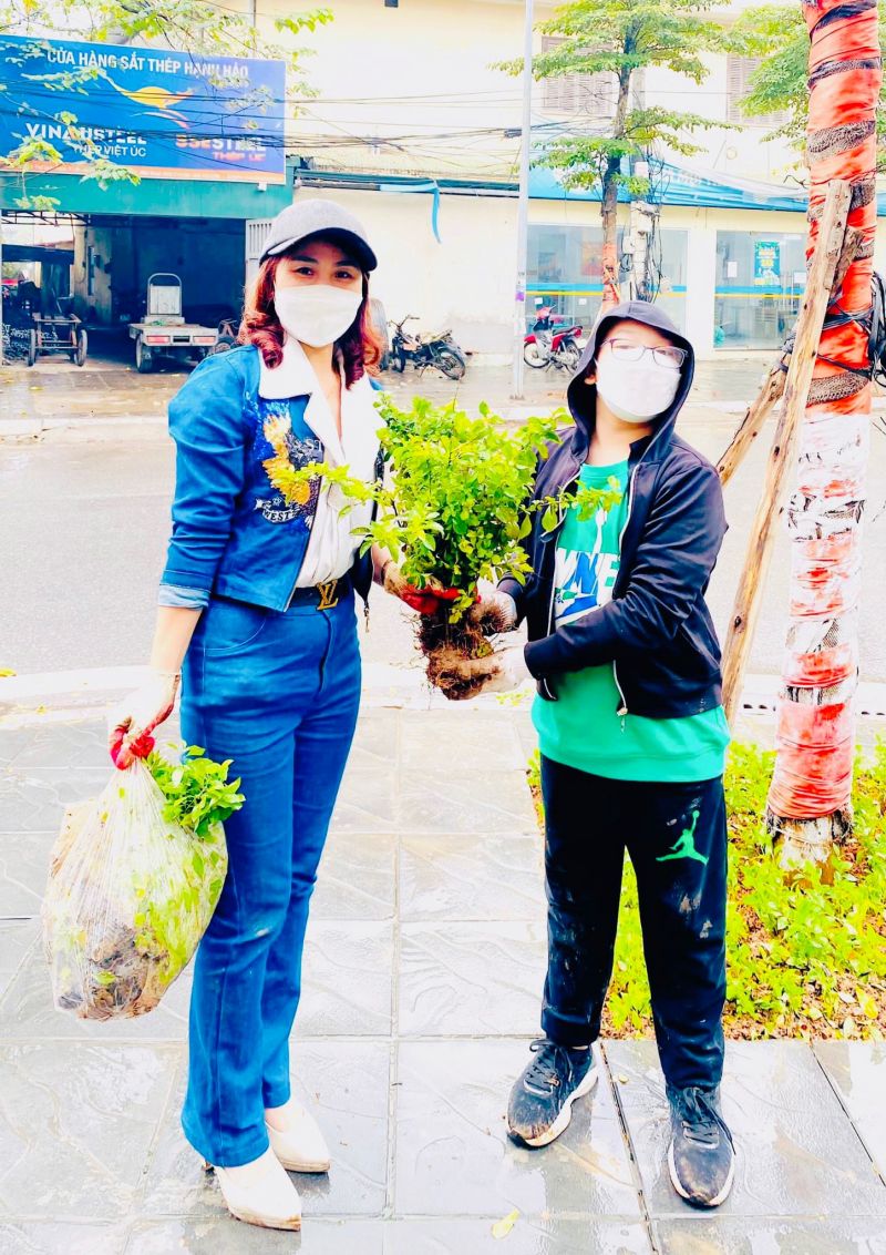 Chị em góp phần làm ngõ phố thêm xanh