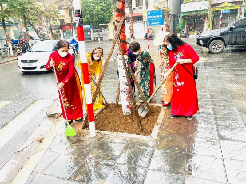 Đông đảo cán bộ, hội viên phụ nữ tích cực hưởng ứng lời kêu gọi trồng, chăm sóc xây xanh của Hội LHPN phường
