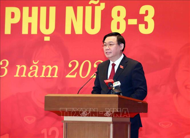 Chủ tịch Quốc hội Vương Đình Huệ chúc mừng Đội tuyển bóng đá nữ quốc gia. Ảnh: Phạm Kiên/TTXVN