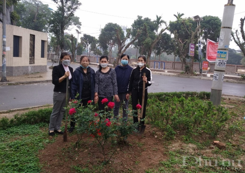 Những góc phố đẹp hơn nhờ bàn tay của cán bộ, hội viên phụ nữ quận Hà Đông. Những góc phố đẹp hơn nhờ bàn tay của cán bộ, hội viên phụ nữ quận Hà Đông.