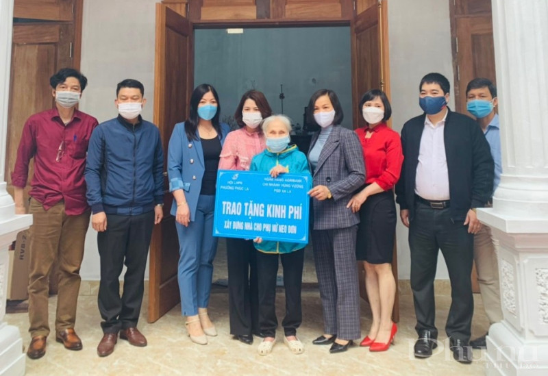 Hội PN tặng tiền hỗ trợ xây nhà mái ấm cho phụ nữ neo đơn tại phường Phúc La- Hà Đông Hội PN tặng tiền hỗ trợ xây nhà mái ấm cho phụ nữ neo đơn tại phường Phúc La- Hà Đông