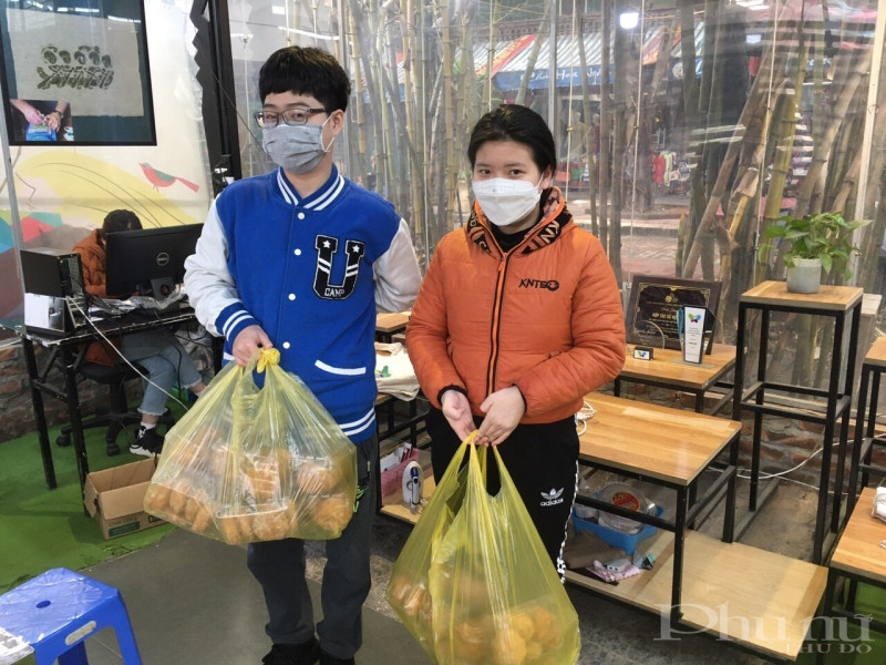 Hội LHPN tặng quà cho các cháu thuộc trung tâm khuyết tật Vụn Art. Hội LHPN tặng quà cho các cháu thuộc trung tâm khuyết tật Vụn Art.