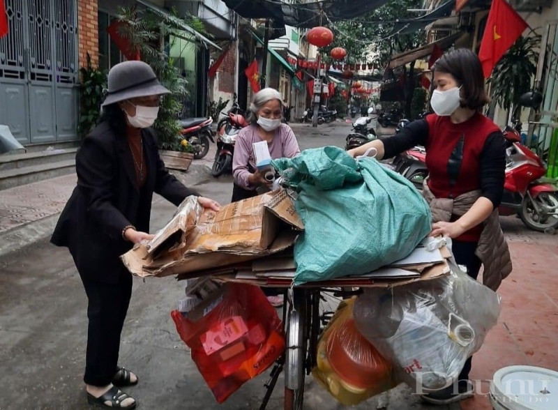 Cán bộ, hội viên phụ nữ ra quân vệ sinh môi trường, thực hiện mô hình , rác thải giữ màu xanh. Cán bộ, hội viên phụ nữ ra quân vệ sinh môi trường, thực hiện mô hình , rác thải giữ màu xanh.