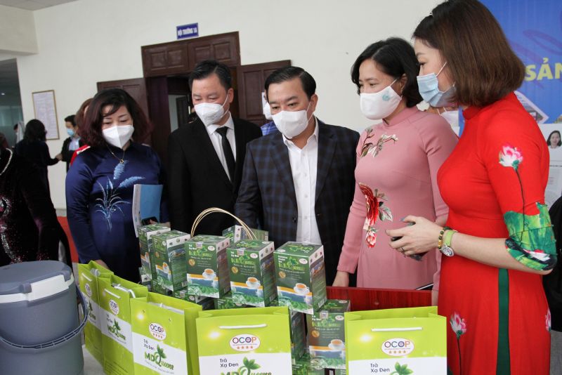 Phó Chủ tịch UBND TP Hà Nội Chử Xuân Dũng cùng các đại biểu thăm gian hàng của phụ nữ Thủ đô tại Ngày hội “Phụ nữ Thủ đôsáng tạo” năm 2021 	Ảnh: PV