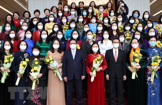 Thủ tướng Chính phủ Phạm Minh Chính và nữ lãnh đạo, quản lý và nữ trí thức, văn nghệ sĩ tiêu biểu tại buổi gặp mặt 	Ảnh: CP
