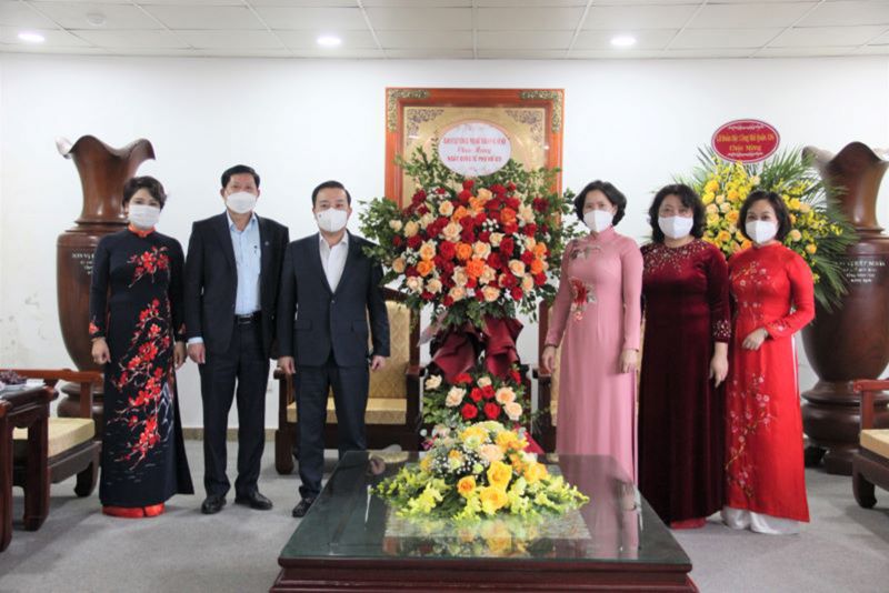 Phó Chủ tịch UBND TP Chử Xuân Dũng, Trưởng ban Vì sự tiến bộ của phụ nữ TP Hà Nội tặng hoa và chúc mừng Hội LHPN Hà Nội nhân dịp 8/3	. Ảnh: T.H