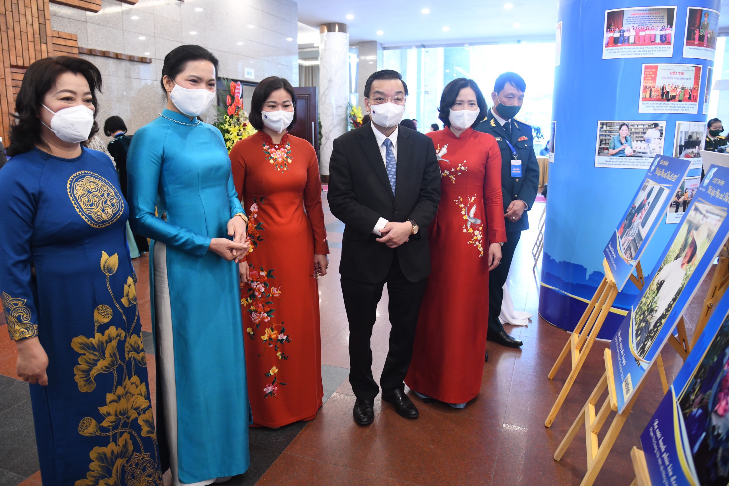 Đồng chí Hà Thị Nga, Chủ tịch Hội LHPN Việt Nam cùng các đồng chí lãnh đạo Thành phố, Hội LHPN Hà Nội thăm triển lãm “Tự hào Phụ nữ Thủ đô” tại Đại hội Đại biểu Phụ nữ thành phố Hà Nội tháng 11/2021	Ảnh: PV