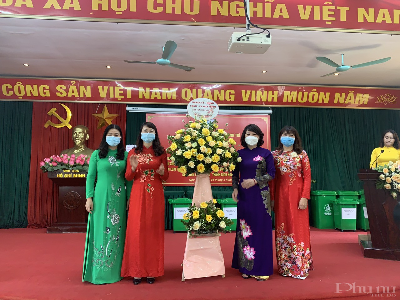 Lãnh đạo Hội LHPN huyện Chương Mỹ tặng hoa chúc mừng 8/3 các chị em phụ nữ xã Ngũ Hiệp, đồng thời gửi lời chúc mừng đến các chị em phụ nữ trên địa bàn huyện Lãnh đạo Hội LHPN huyện Chương Mỹ tặng hoa chúc mừng 8/3 các chị em phụ nữ xã Ngũ Hiệp, đồng thời gửi lời chúc mừng đến các chị em phụ nữ trên địa bàn huyện