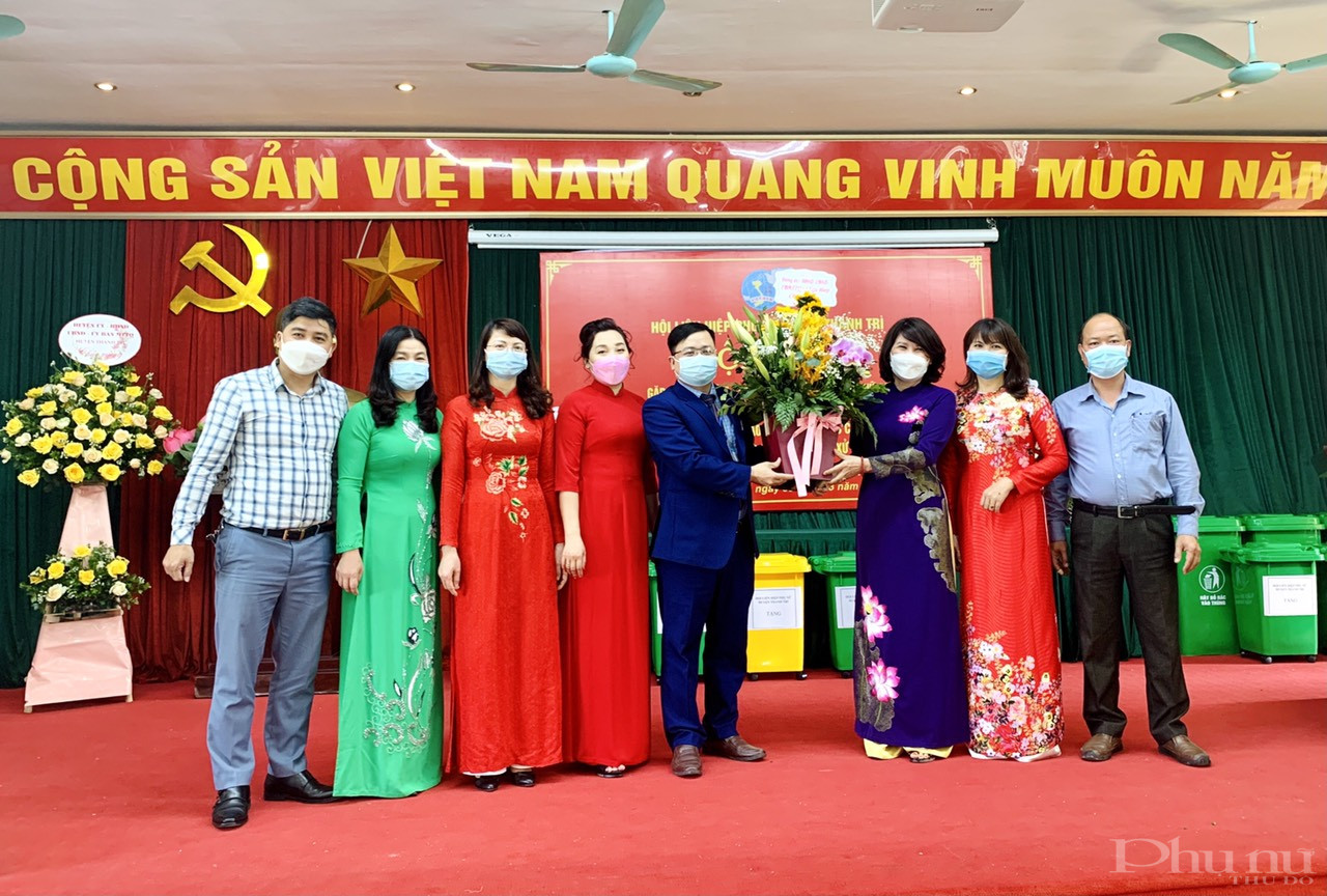 Lãnh đạo UBND xã Ngũ Hiệp gửi hoa chúc mừng các chị em phụ nữ nhân ngày 8/3 Lãnh đạo UBND xã Ngũ Hiệp gửi hoa chúc mừng các chị em phụ nữ nhân ngày 8/3