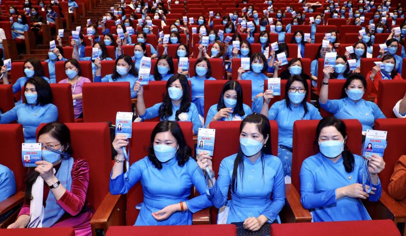 Các đại biểu biểu quyết thông qua chương trình Đại hội